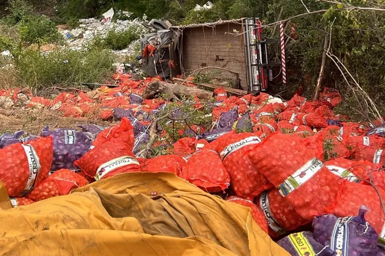 Caminhão carregado com cebola tomba na BA-148