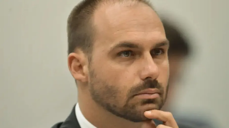Polícia Federal afasta Eduardo Bolsonaro por excesso de faltas