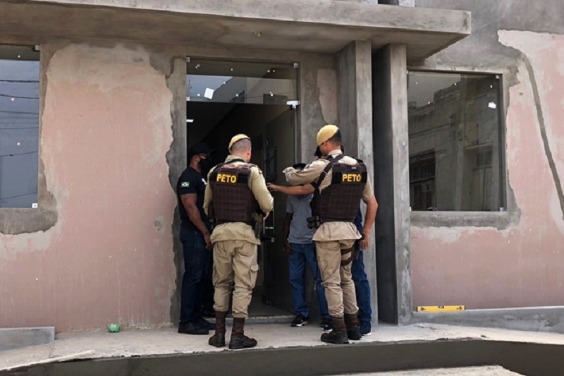 Livramento: Idoso é preso após chamar servidor do Legislativo de 'macaco'