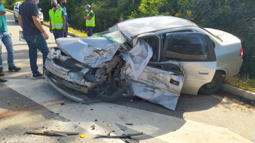 Região: Homem morre e esposa e filha estão em estado grave após carro colidir contra carreta 