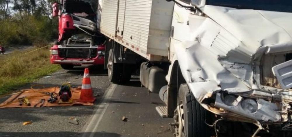 Sudoeste baiano: Motorista morre após engavetamento entre três carretas e um carro na BR-116