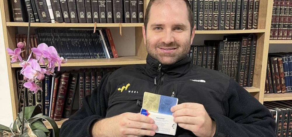 Brasileiro em Israel é o primeiro paciente a receber pílula para Covid