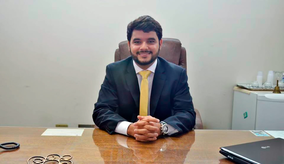 Prefeito de Itapetinga é acusado de nepotismo por nomear parentes de secretários municipais