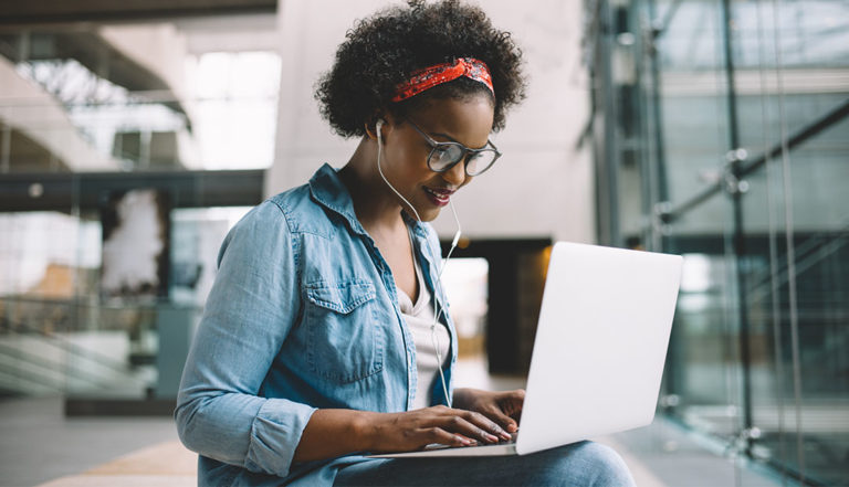 Geração de vagas com ensino superior cresce 438% em um ano, mas salários sofrem queda