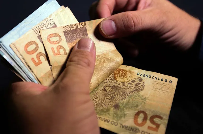 Projeção do governo prevê reajuste de 5,92% no salário mínimo para 2027