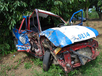 Policiais de Itapetinga sofrem acidente na estrada Conquista-Itambé. Viatura ficou destruída
