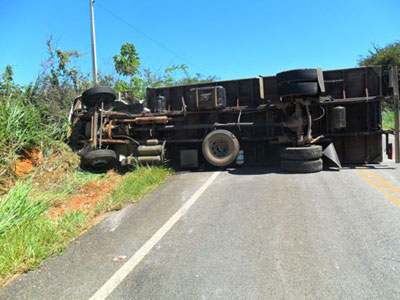 Caetité: Mais um caminhão tomba em curva na BR-030.