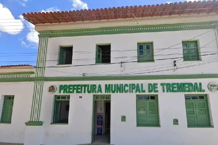 Tremedal: TCM veta contratação de mais de 2 mil funcionários sem concurso 