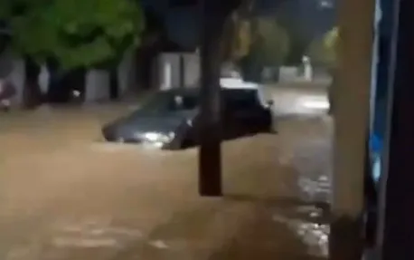 Temporal causa alagamentos e arrasta carro em Guanambi