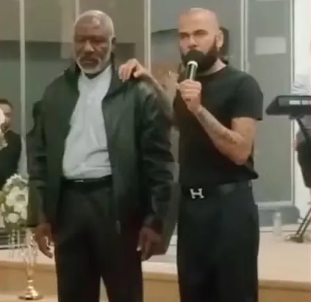 Daniel Alves é filmado pregando em igreja na Espanha e fala sobre fé e racismo