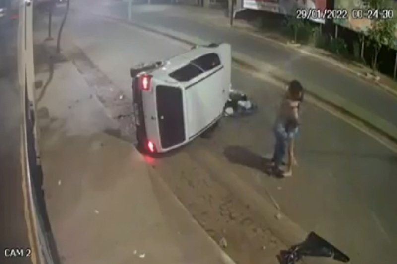 Caetité: Veículo capota em avenida e ocupantes não sofrem ferimentos 