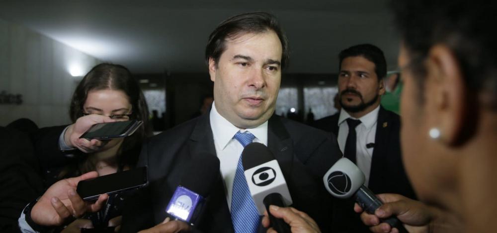 Maia ameaça Bolsonaro com 'pauta-bomba' caso fundo eleitoral seja vetado