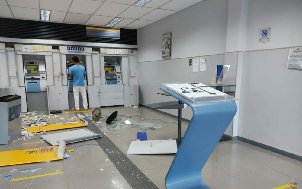 Em ataque de fúria, mulher depreda três agências bancárias em Serra do Ramalho