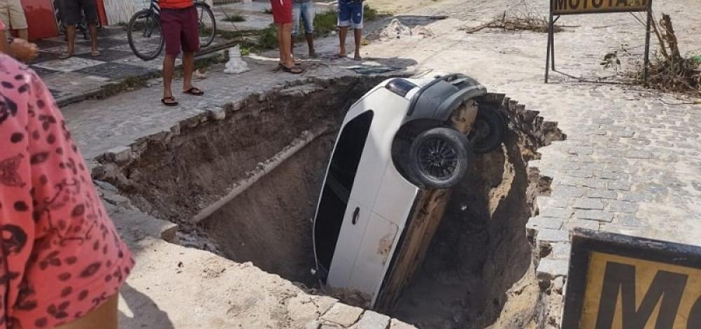 Chuvas na Bahia: Carro cai dentro de cratera aberta por causa da chuva