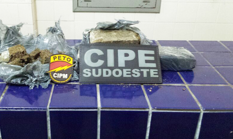 Suspeitos de tráfico são detidos pela Polícia Militar em Brumado