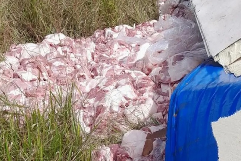 Região: Dupla é detida após tentar saquear carga de caminhão que tombou