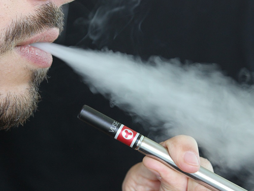 Cigarro eletrônicos conquistam 690 mil novos adeptos no Brasil