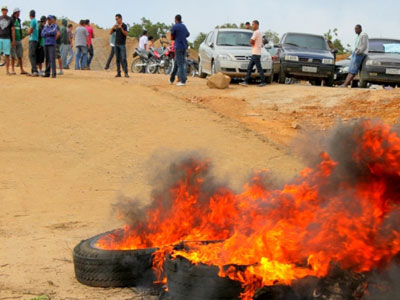 Caetité: Moradores de Brejinho das Ametistas interditam estrada em protesto contra empresas