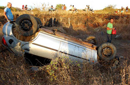 Caculé: Motorista perde o controle e automóvel capota na BA-617