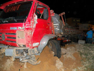  Caetité: Caminhão perde freio bate em três veículos e deixa dois feridos.