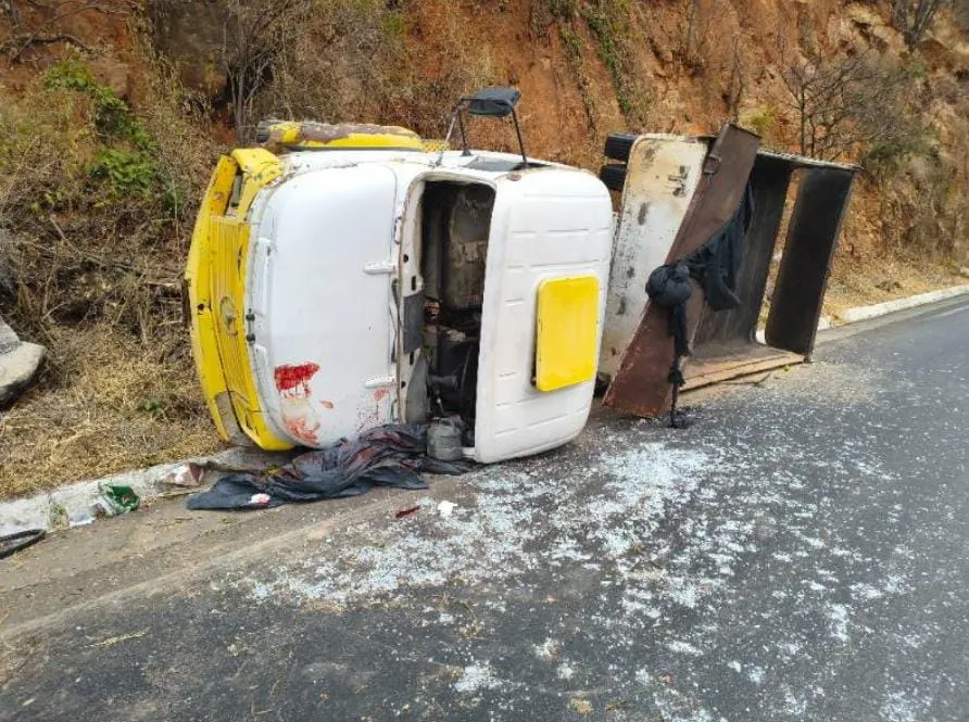 Motorista fica ferido após caminhão bater em paredão na BR‑030, em Guanambi