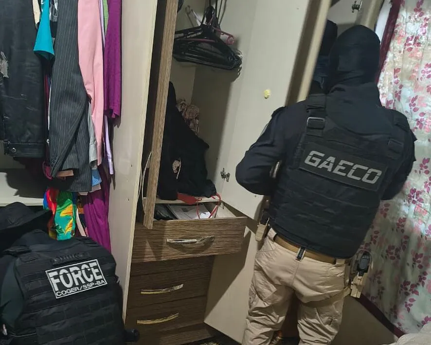 Tenente-coronel da PM é preso e investigado por ligação com milícia no interior da Bahia