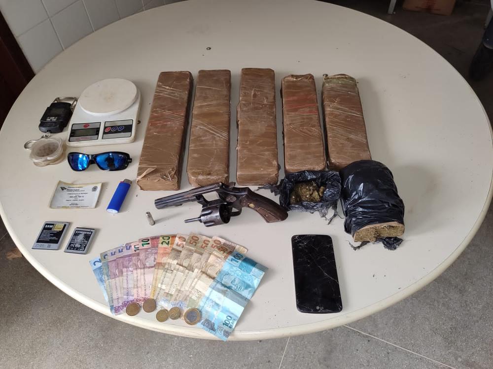 Operação policial prende de homens com arma e drogas em Guanambi