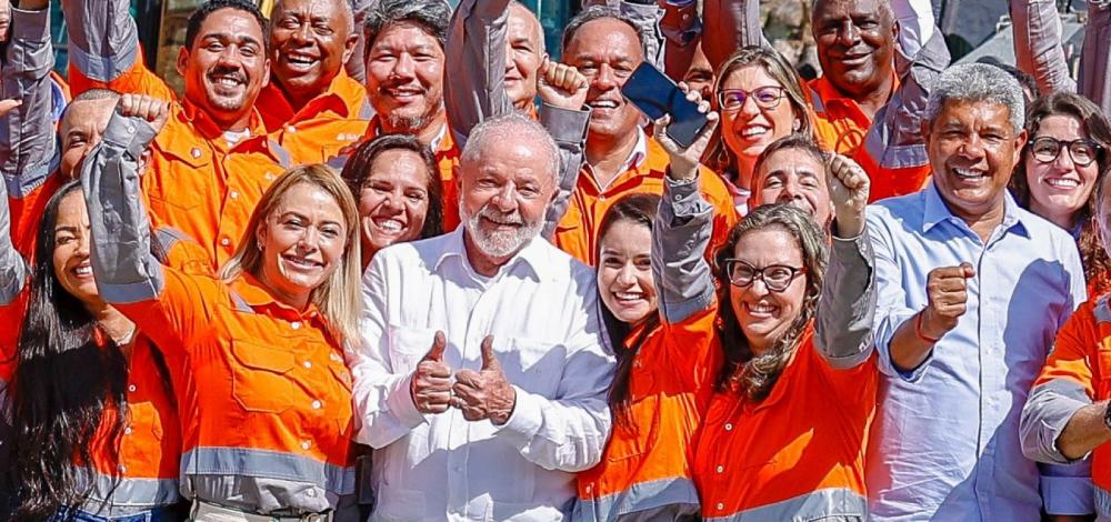 Lula anuncia retomada das obras da Ferrovia Oeste-Leste e pede lançamento até 2026: "Façam hora extra"