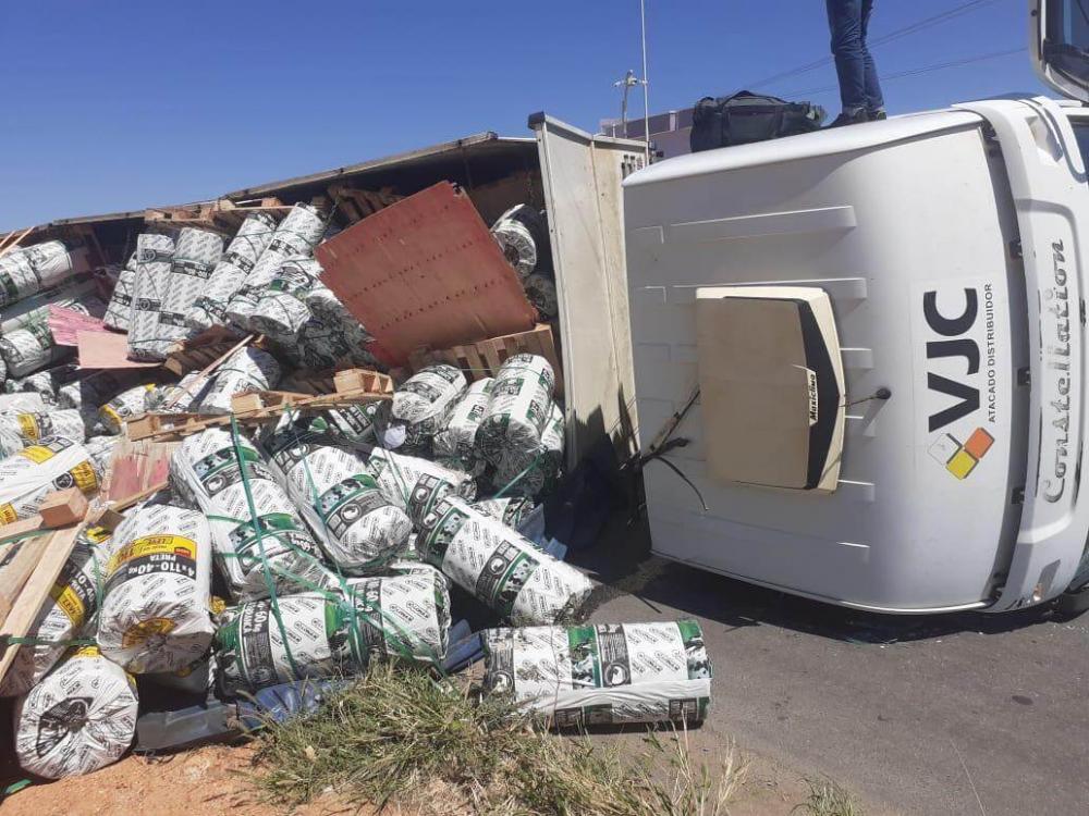 Guanambi: Carreta que seguia para Caculé tomba na Avenida José Neves Teixeira 