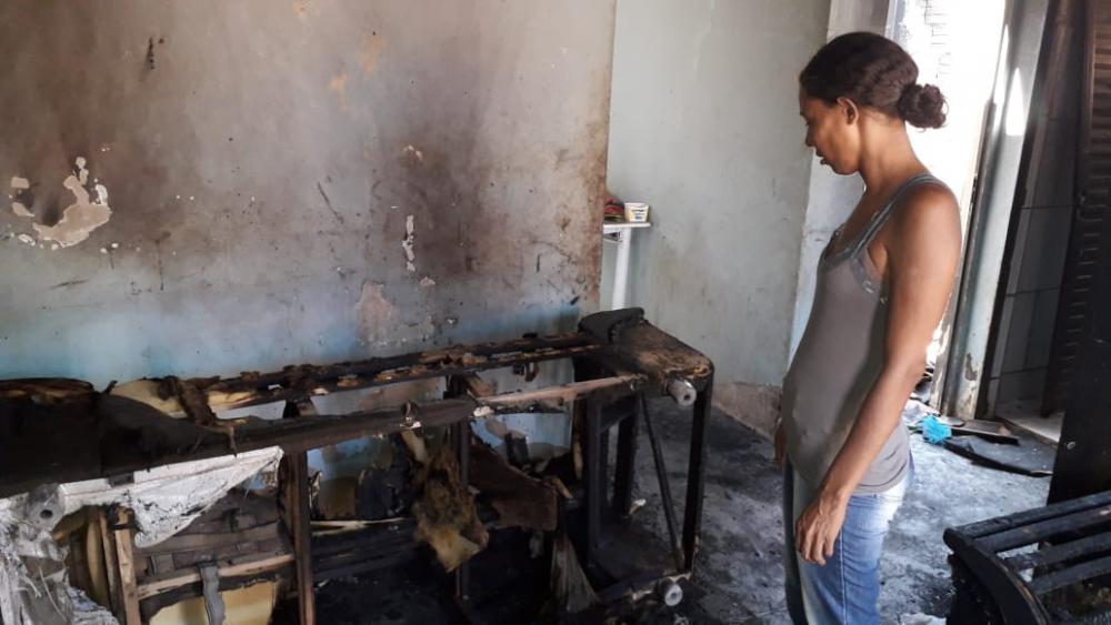 Guanambi: Mãe de 05 filhos menores de idade perde casa, móveis e documentos em incêndio; ajude com doações 