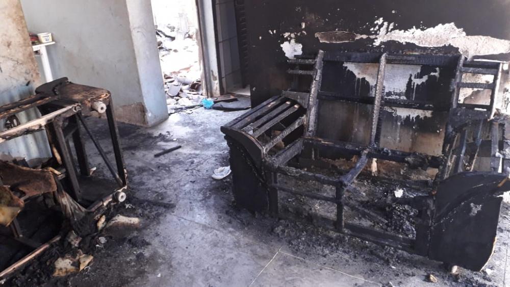 Guanambi: Mãe de 05 filhos menores de idade perde casa, móveis e documentos em incêndio; ajude com doações 