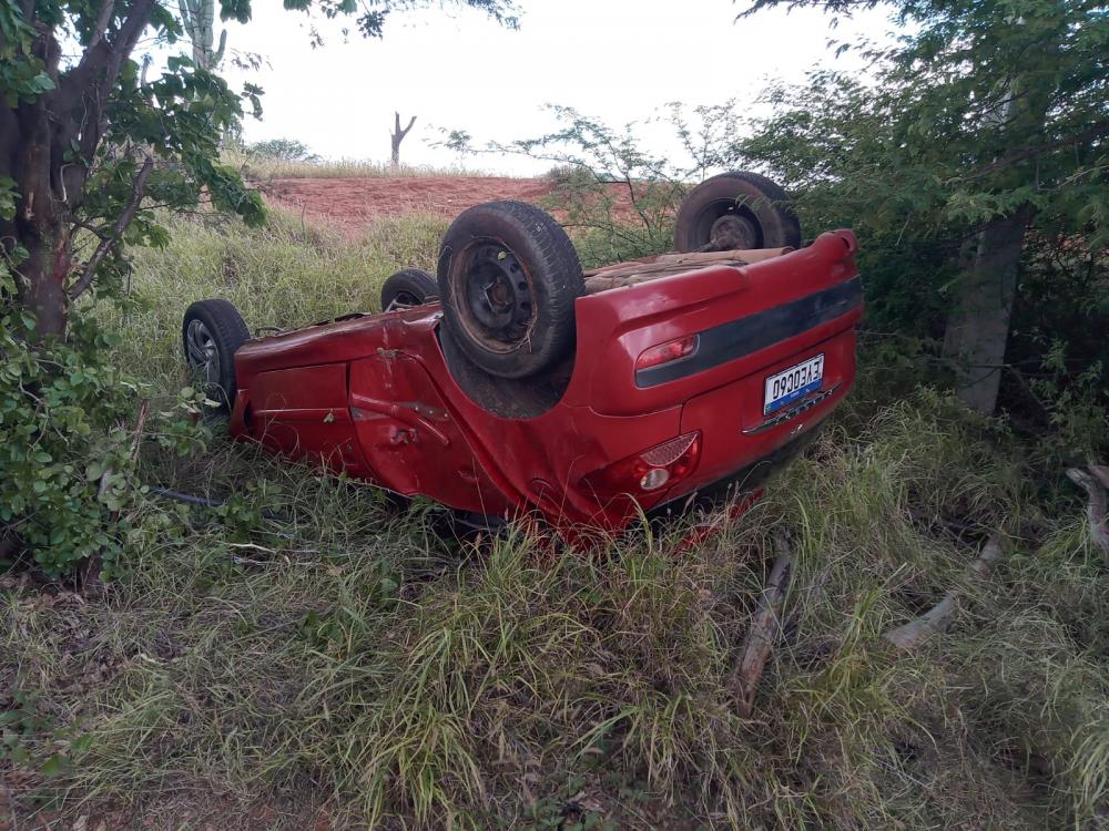 Carro capota na BA-156, entre Paramirim e Caturama, e três pessoas morrem