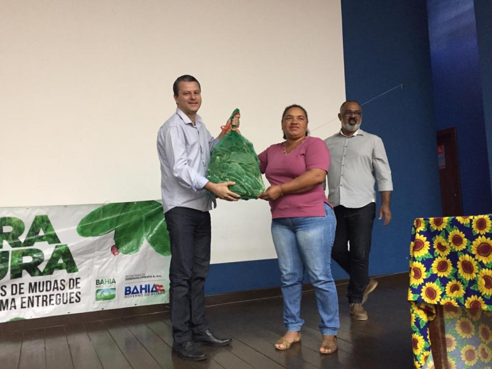 Prefeito Aldo Gondim entrega mudas de palma e títulos de terra a agricultores familiares de Caetité