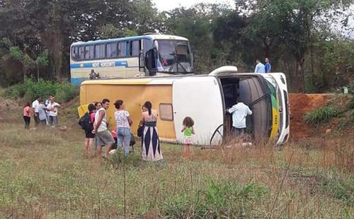 Sudoeste: Ônibus interestadual tombou na BA-026; seis pessoas ficaram feridas 