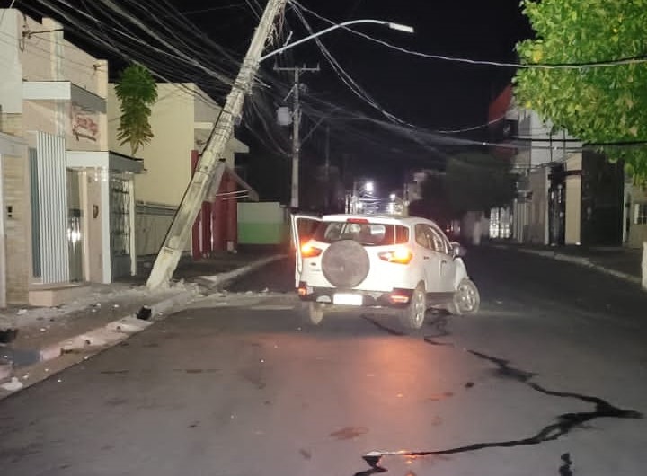 Motorista bate em poste e abandona veículo em Livramento 