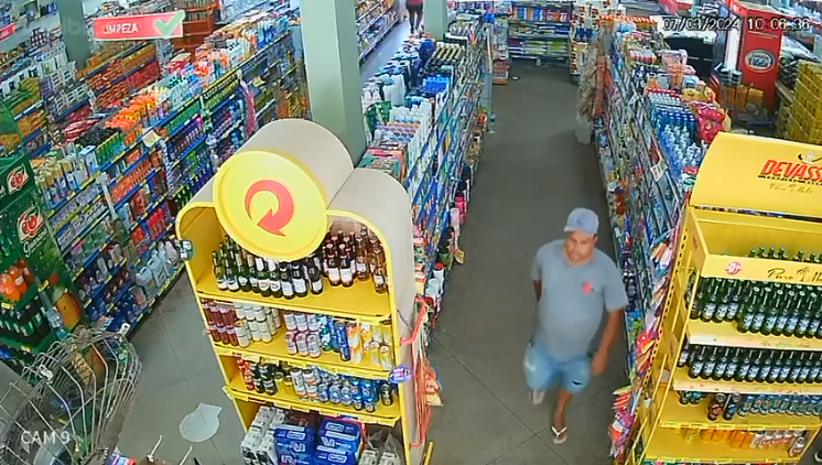 Câmeras de segurança registram furto a supermercado em Caetité
