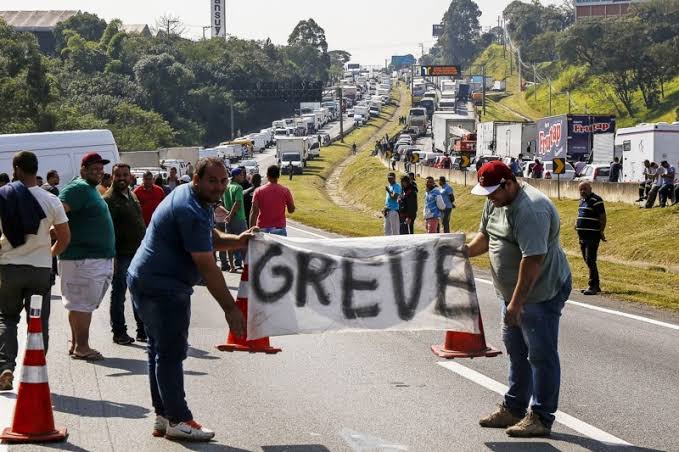 Caminhoneiros devem tentar nova paralisação na segunda