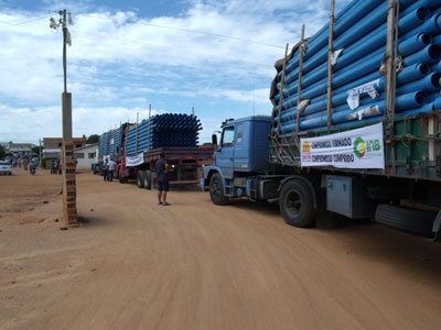 Caetité: Prefeitura Entrega canos para construção de adutora.
