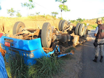 Caetité: Mais um caminhão tomba na curva próximo ao Peri Peri na BR-030.