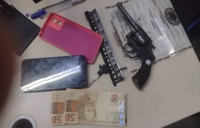 Homem é preso com arma em posto de combustíveis, em Guanambi
