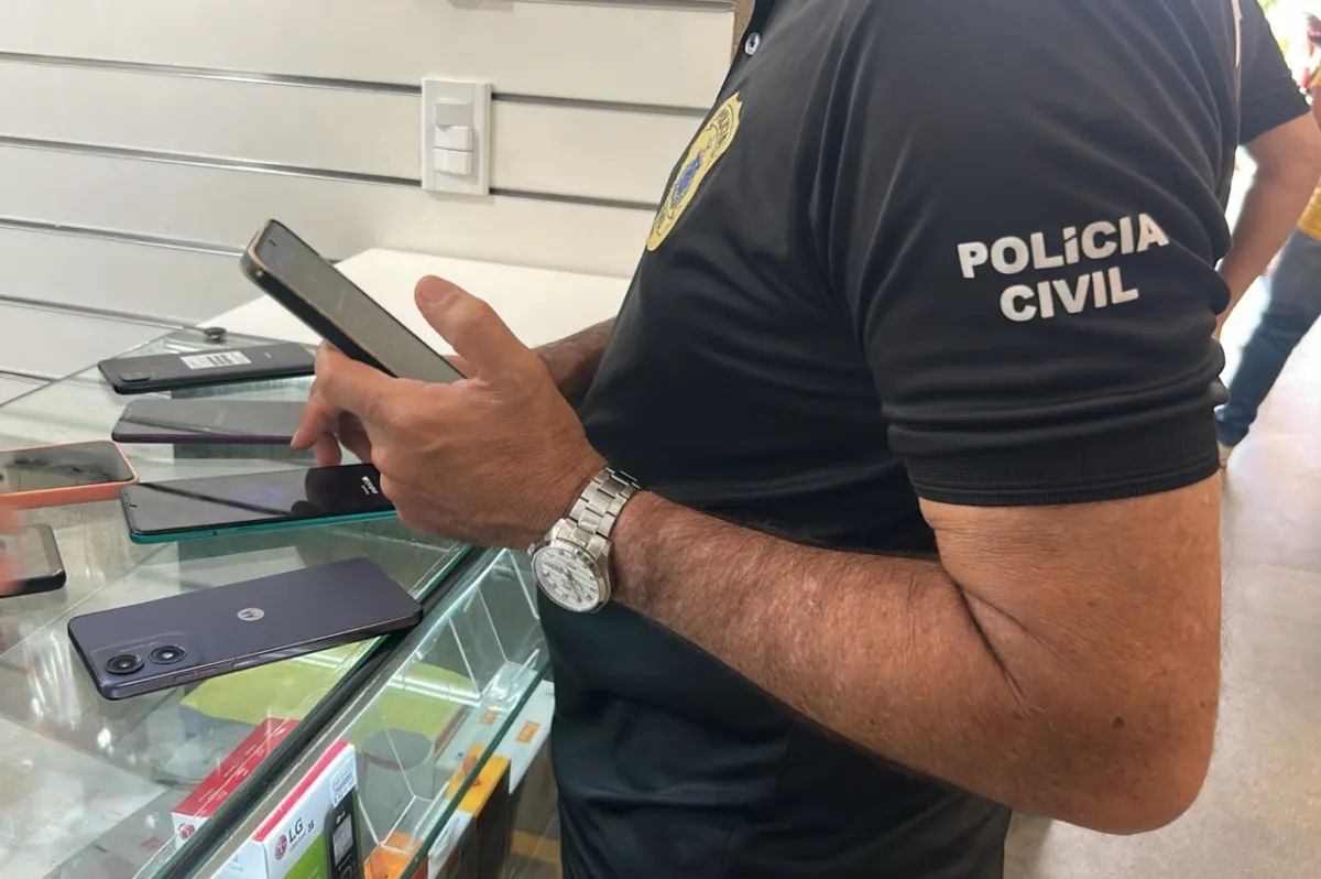 Polícia fiscaliza 17 lojas de celulares em Vitória da Conquista