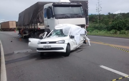 Tragédia no Sudoeste Baiano: sobrinho e tia morrem em batida entre carro e carreta no Vale do Jiquiriçá