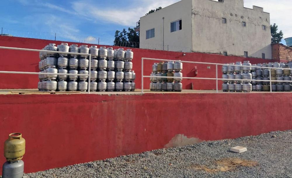 Caetité: Populares adquirem até dois botijões de gás por compra; ANP garante que não faltará combustível 