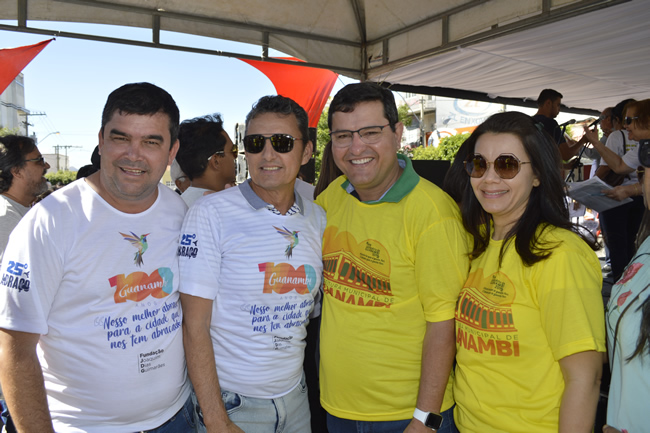 Prefeito Jairo Magalhães marca presença no Abraço da Cidade