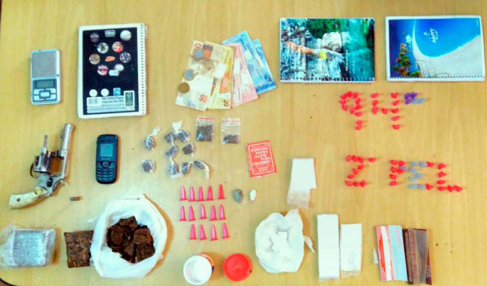 Caculé: PM apreende drogas e arma no Bairro Alto do Cruzeiro; acusado de tráfico conseguiu fugir