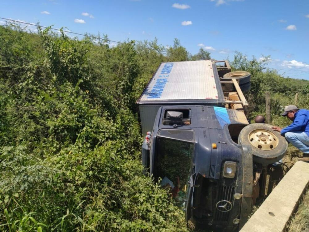 Caminhão cai de ponte em Malhada; motorista teria dormido ao volante 