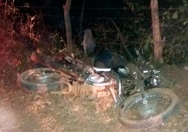 Oeste: Acidente entre moto e caminhonete mata casal e criança de 3 anos
