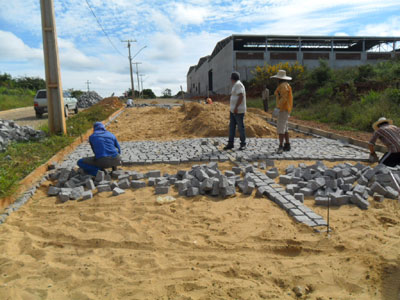 Caetité: Obras de calçamento a UPA III são retomadas.