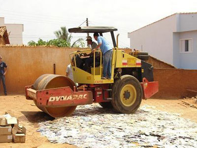 Caetité: CD,s e DVD,s Piratas são destruídos pela Polícia Civil da cidade.