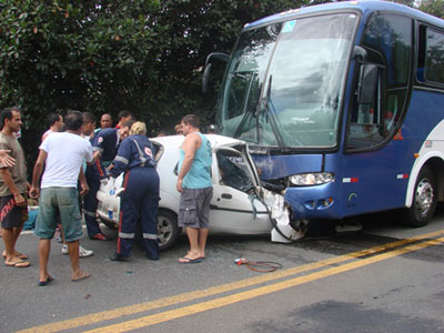 Casal morre e crianças ficam feridas em colisão entre carro e ônibus na BR-101